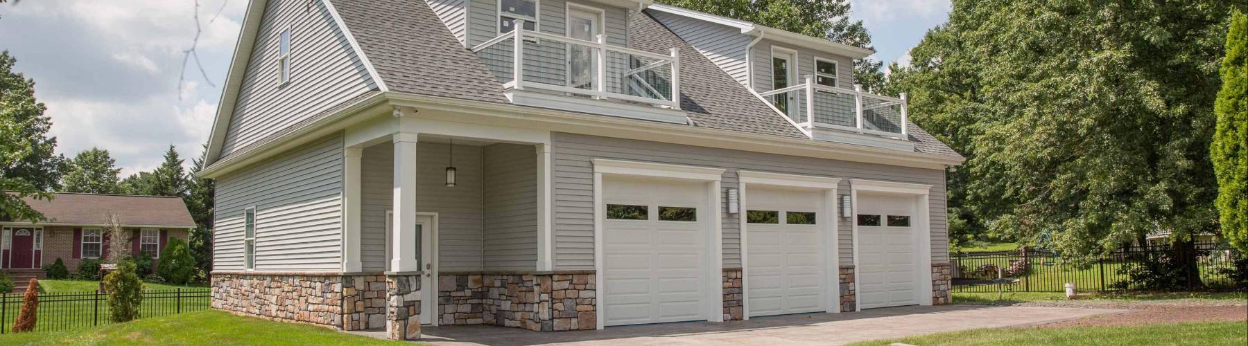 New garage by Stable Hollow Construction