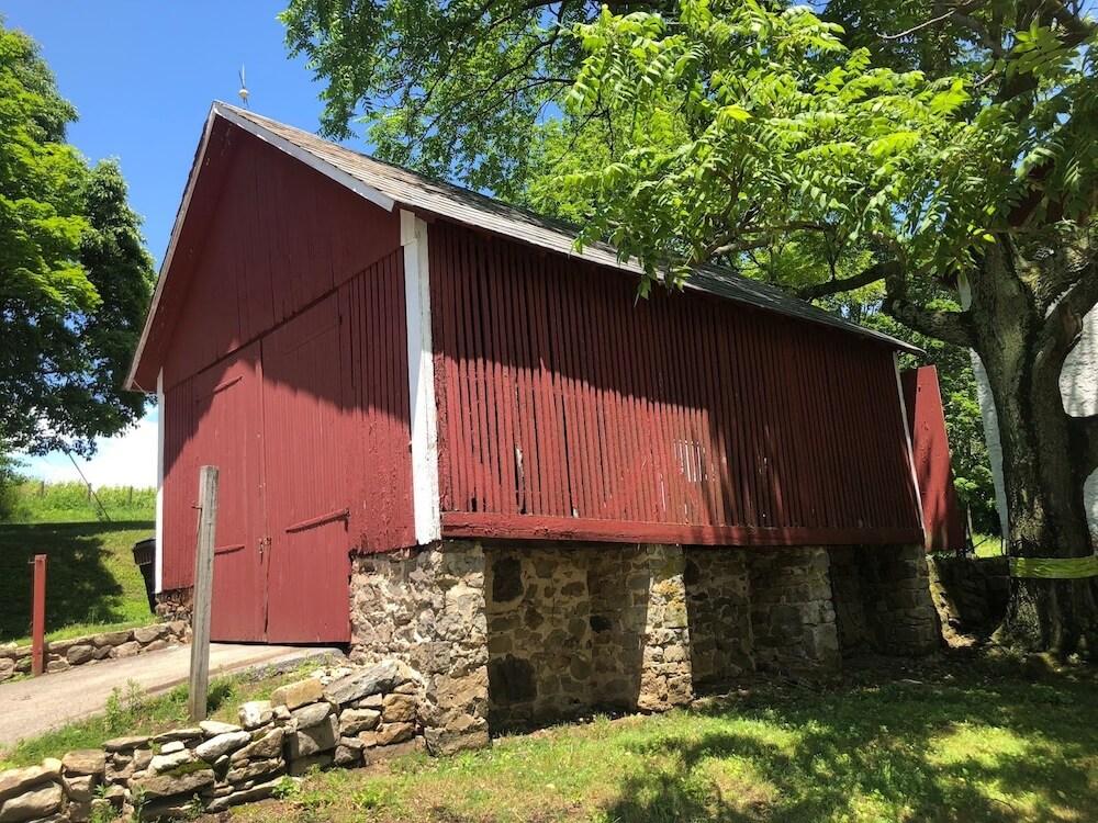 Outside view of the Macungie barn before restoration