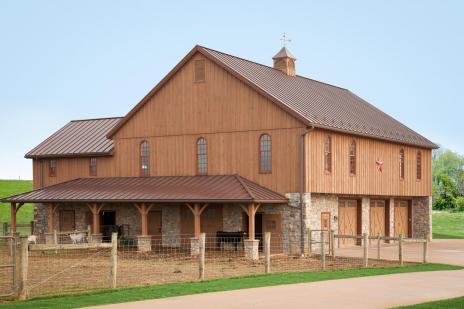 Bank barn built by Stable Hollow Construction